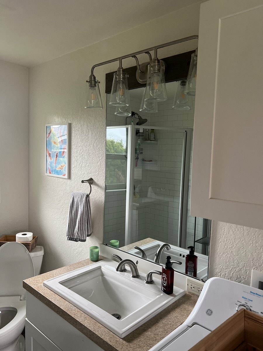 Guest bathroom 1