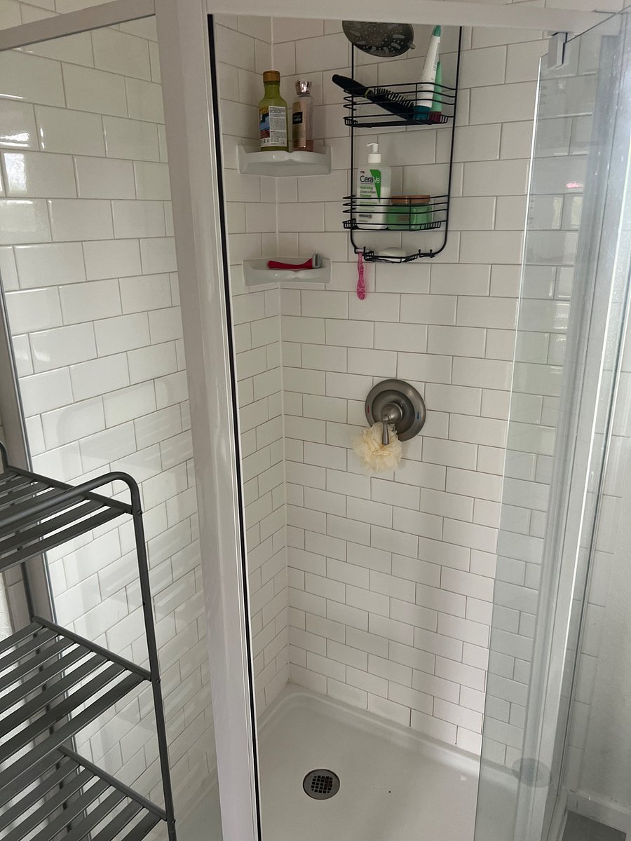 Guest shower 1