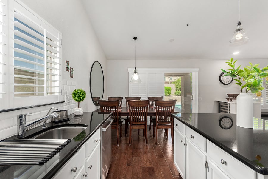 Kitchen with eat-in dining area