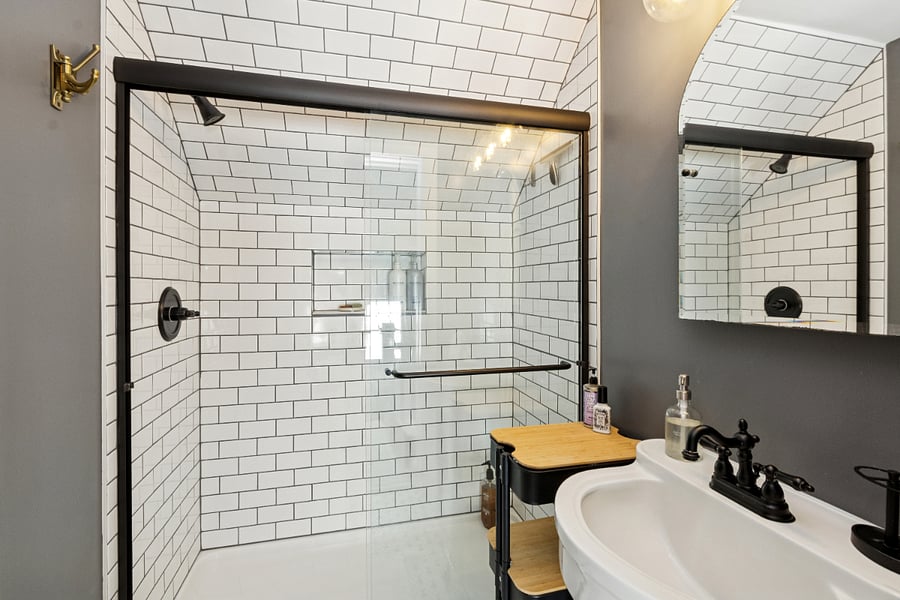 Third Floor: Full bathroom
