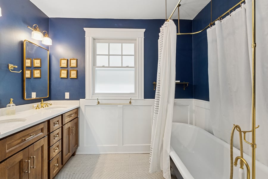 Second Floor: Full bathroom