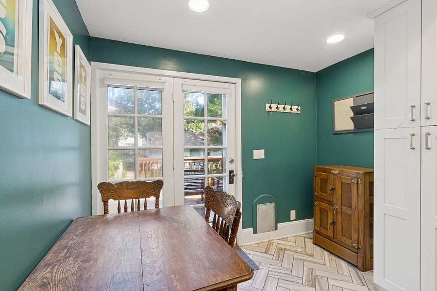 Eat-in kitchen table