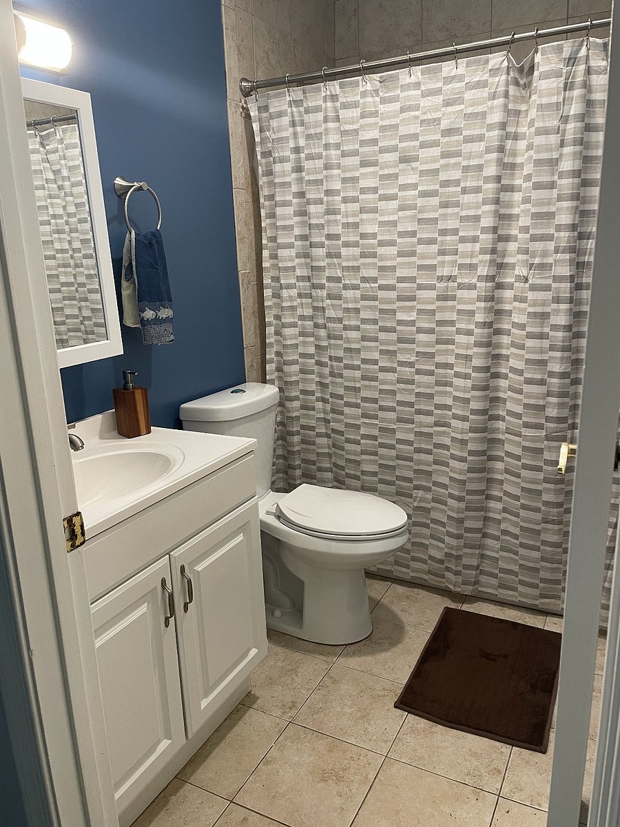 2nd bathroom with bathtub