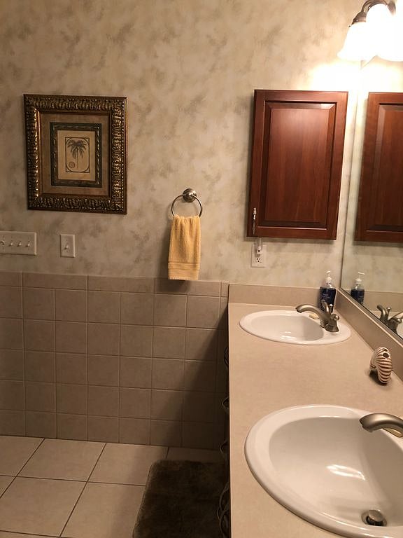 Main bedroom with bathroom - double sinks - walk in tiled shower