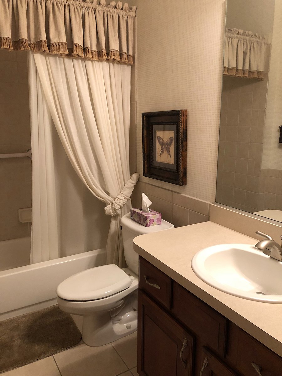 Guest bath with tub and shower combo