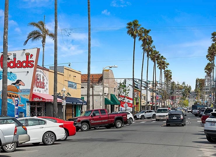 Newport Avenue with dining , shopping etc. only a 5-7 min walk away