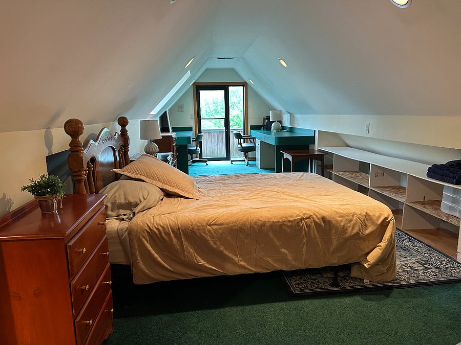 3rd Floor Bedroom with Desks, Balcony and HP Printer with WIFI