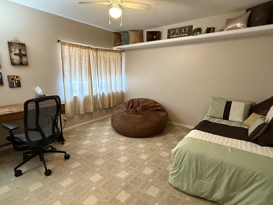 Gold Room - Twin, Desk
