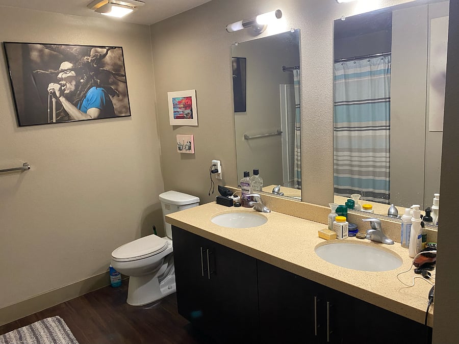 Main Bathroom. 