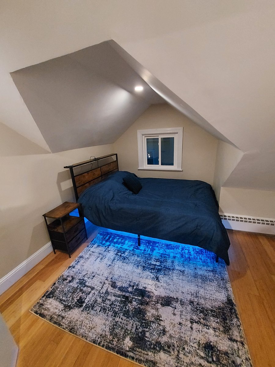 Bedroom 1 (Full Bed)