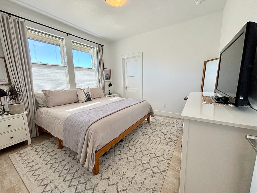 Secondary bedroom with TV & walk-in closet