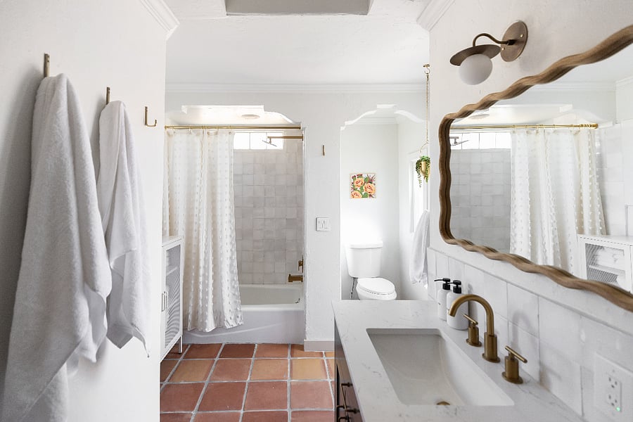 upgraded bathroom with lots of natural daylight - all bath linens provided free of charge