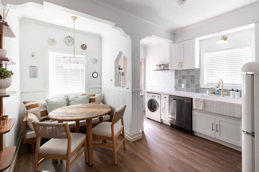 full equipped kitchen with dining nook