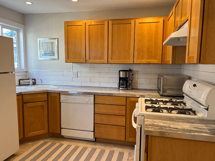 Full size kitchen.