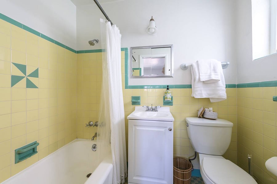 queen-size ensuite bathroom