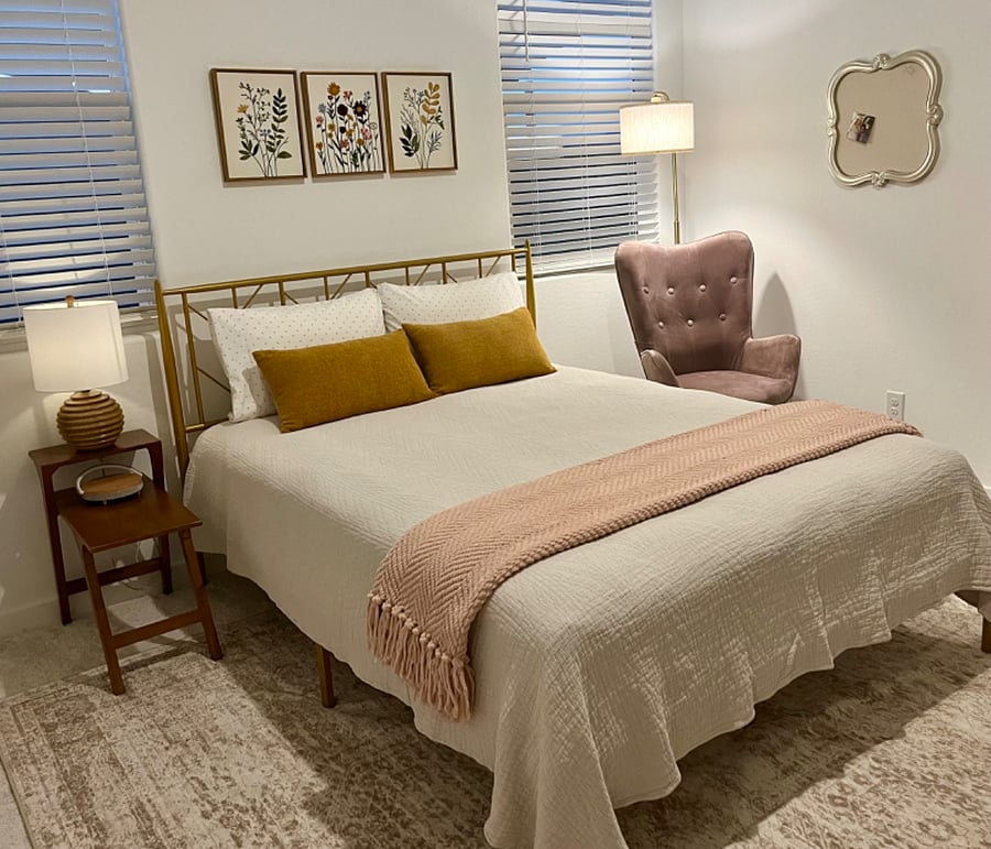 Relax in a comfy 'n cozy bedroom. Cotton  bedding!