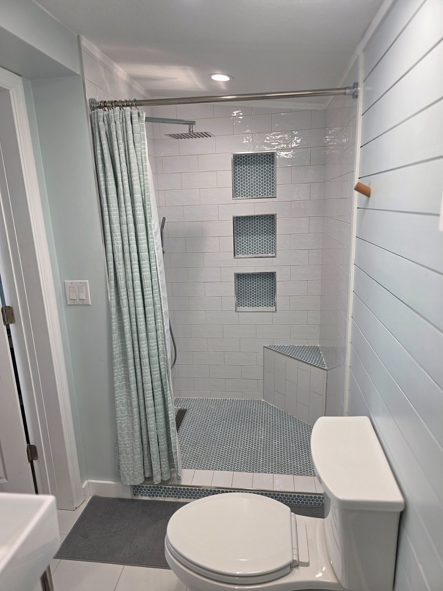 Excellent water pressure, rain shower and hand spray