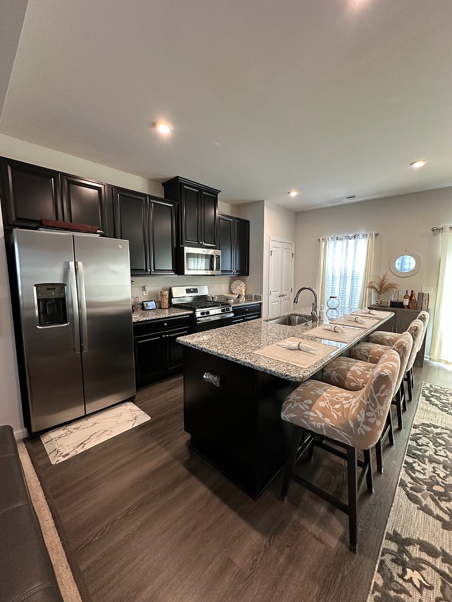 Kitchen w/seated island bar