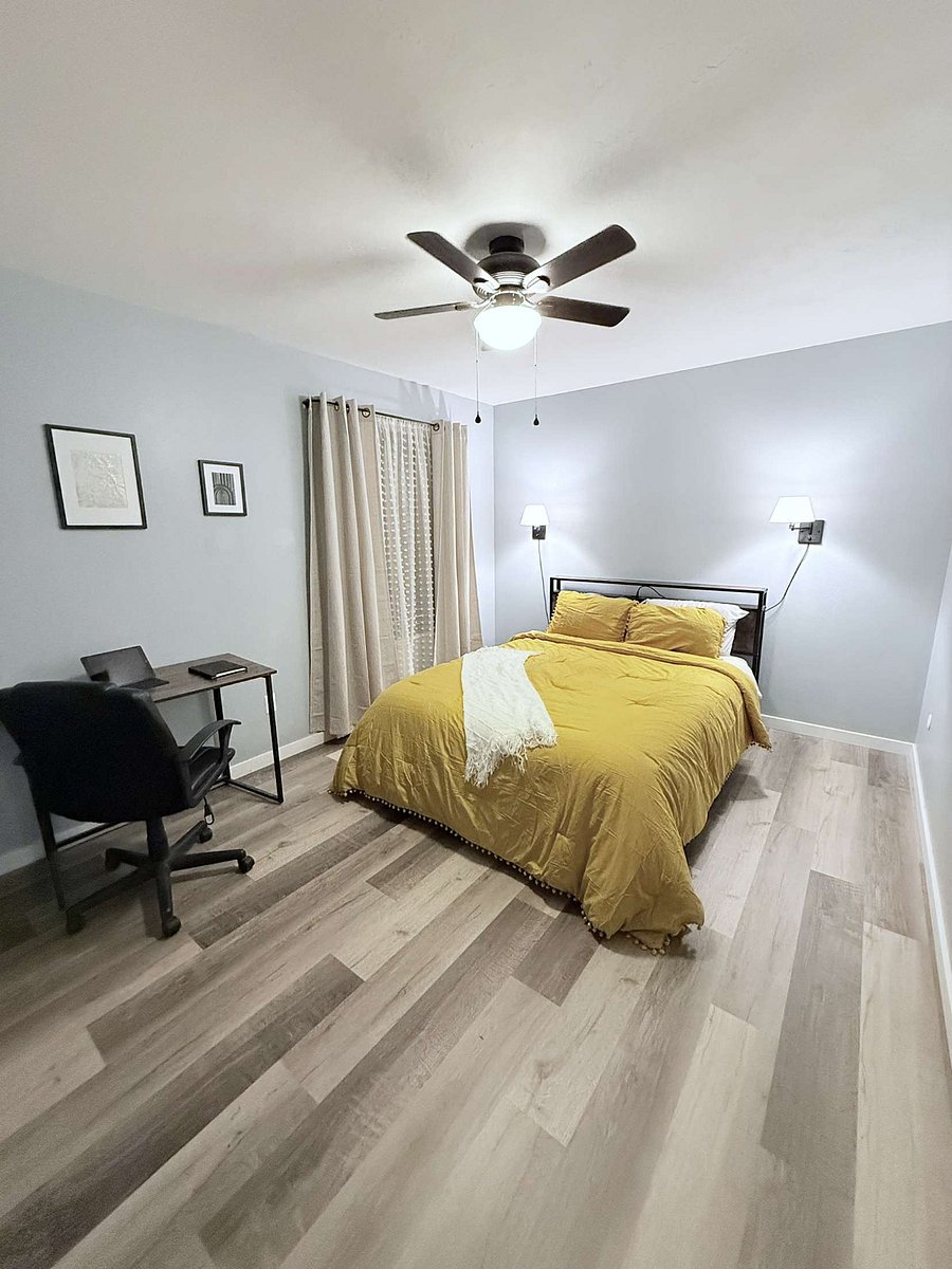 Larger bedroom w/ walk-in closet