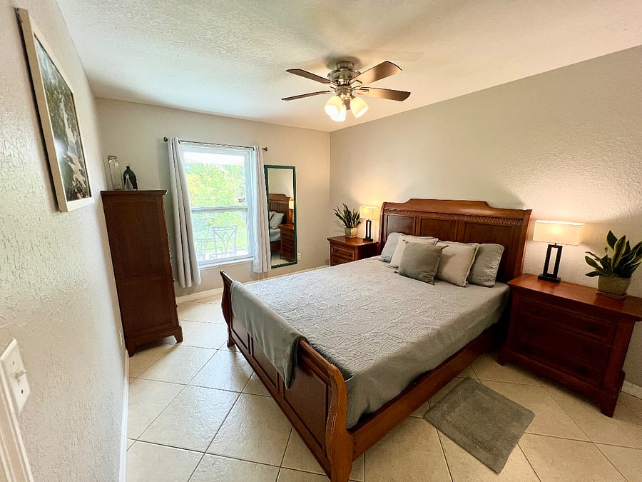 Bedroom 1 - Queen Bed
