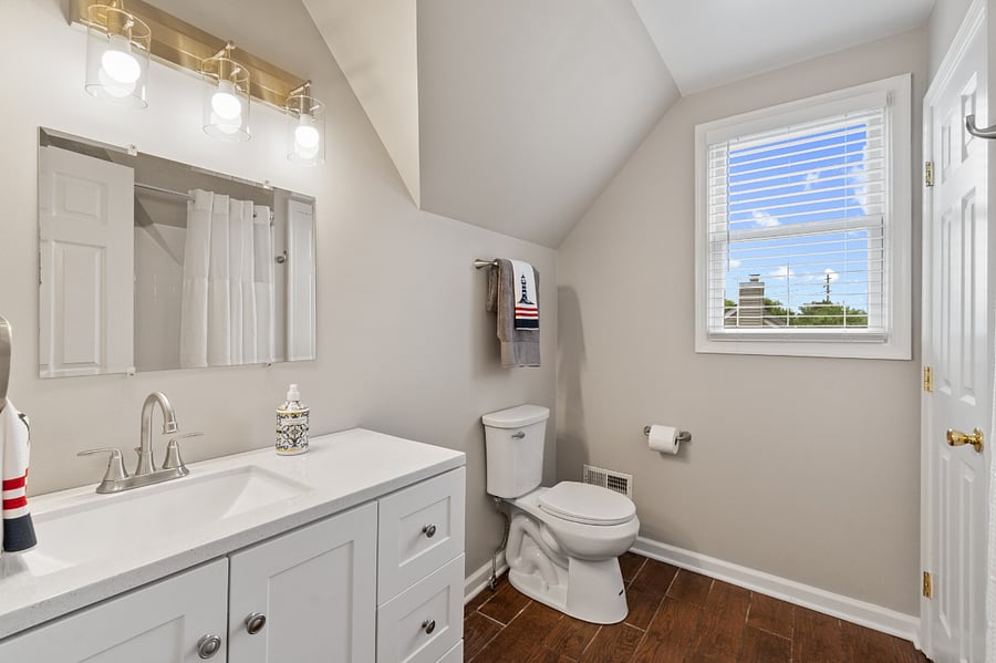 Upper level full bathroom