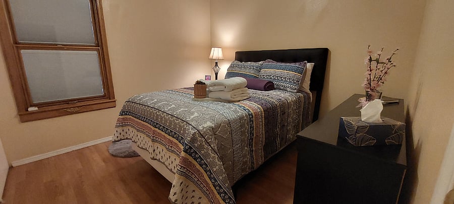 Spare bedroom - Full size bed.