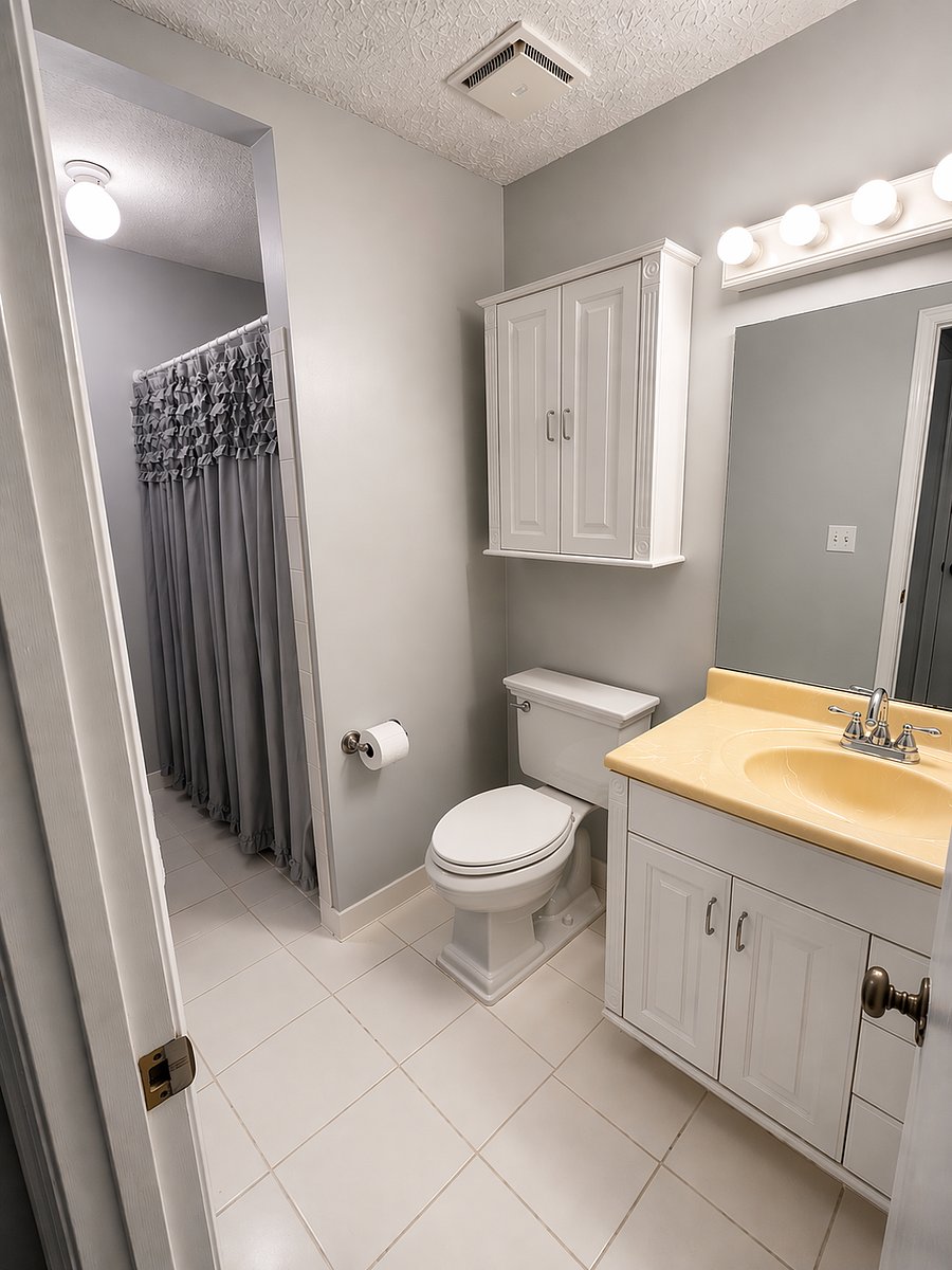 Hallway full bath