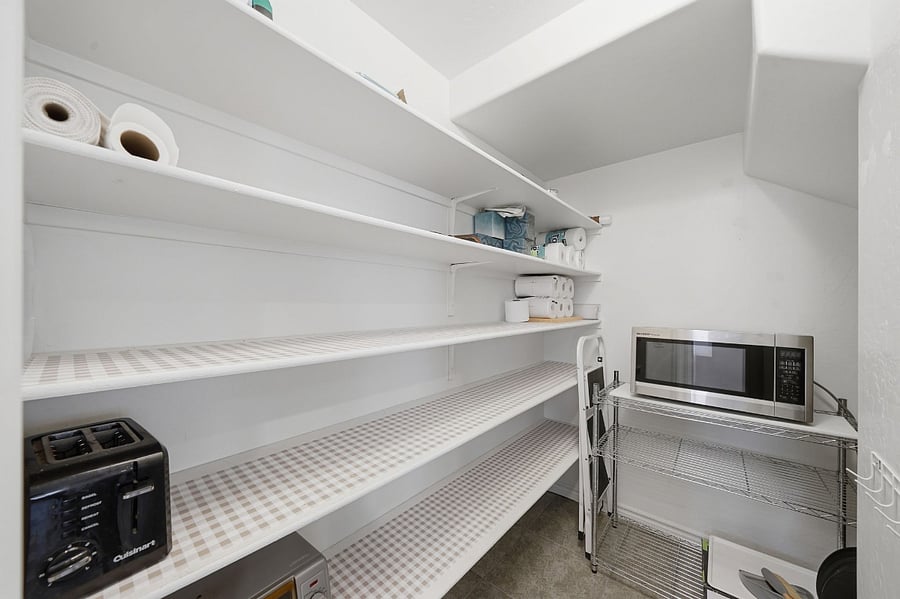 Walk in pantry 