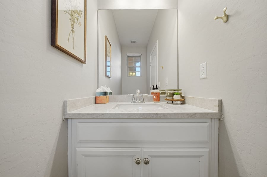 Downstairs 1/2 bathroom