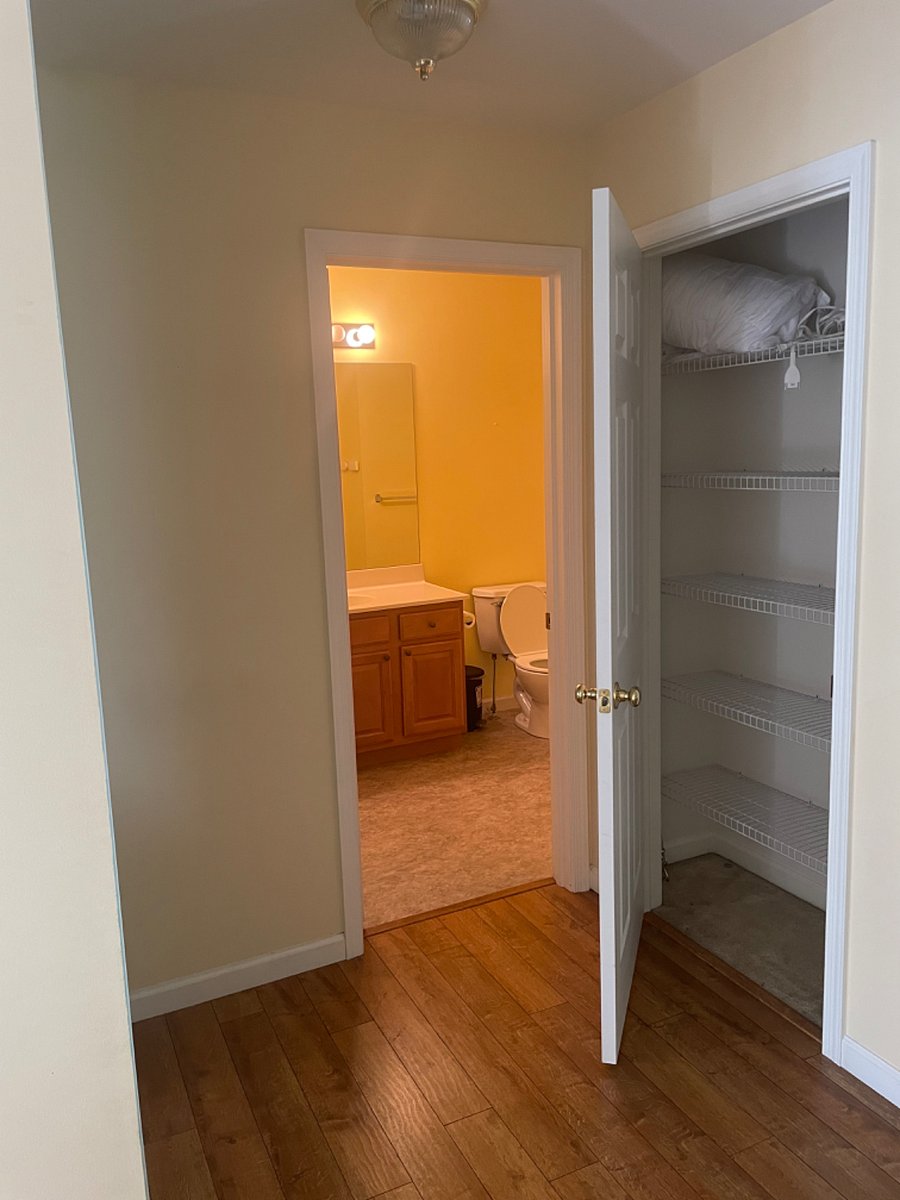 2nd floor full bathroom. 
