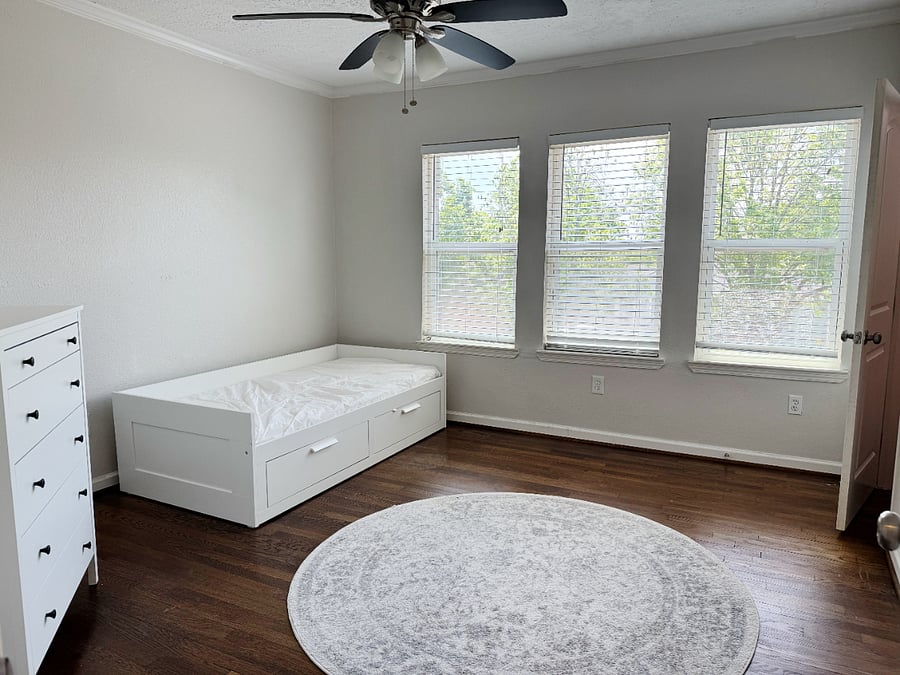 Third Bedroom - A Queen Size Bed and 2 Night Stands instead of the daybed is available. 