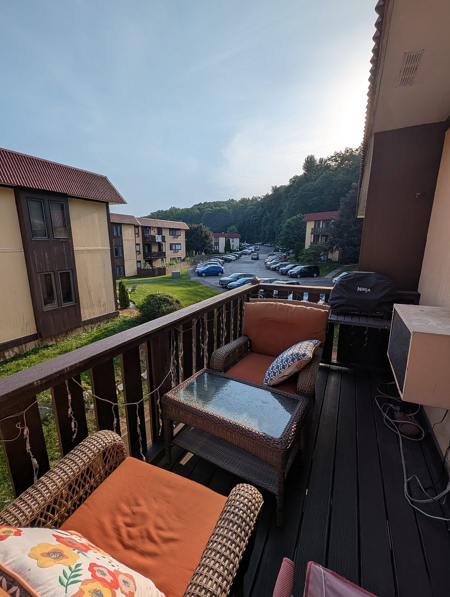 Beautiful balcony with a grill (shared space)