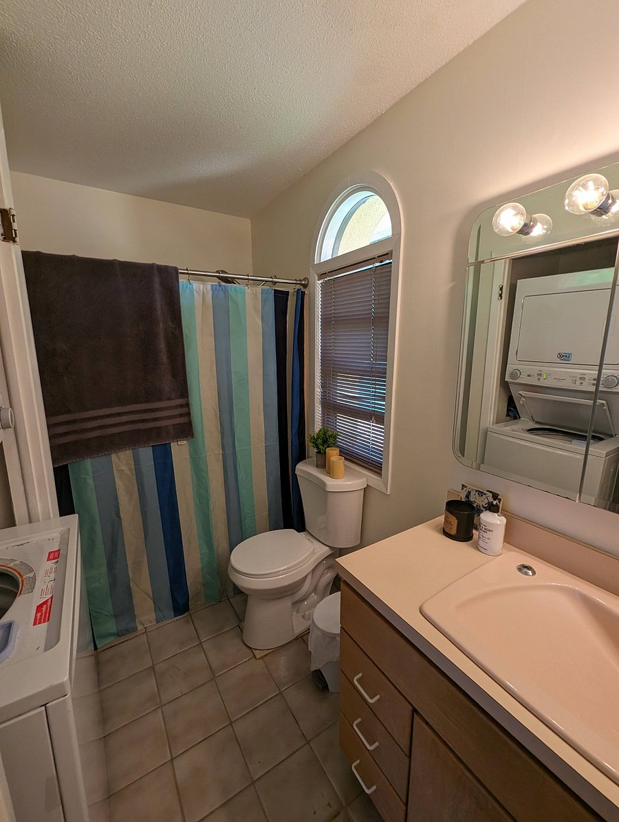 Shared bathroom with a bathtub and washer/dryer