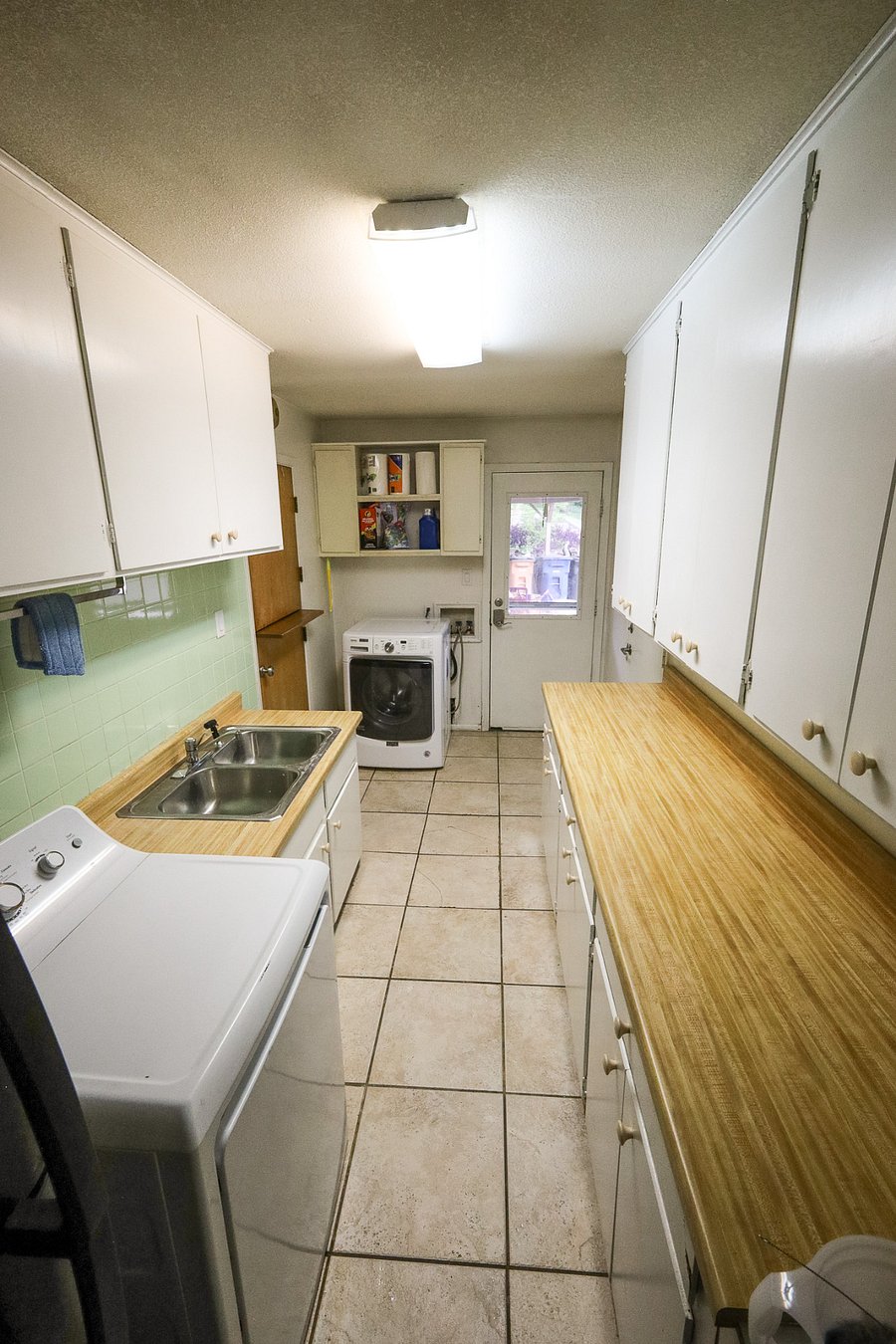 Shared on-premises laundry room.