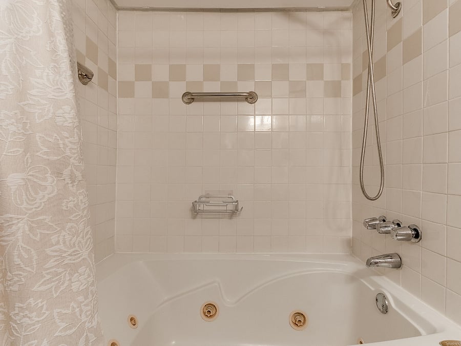 Jacuzzi tub in Santa Fe en suite bathroom