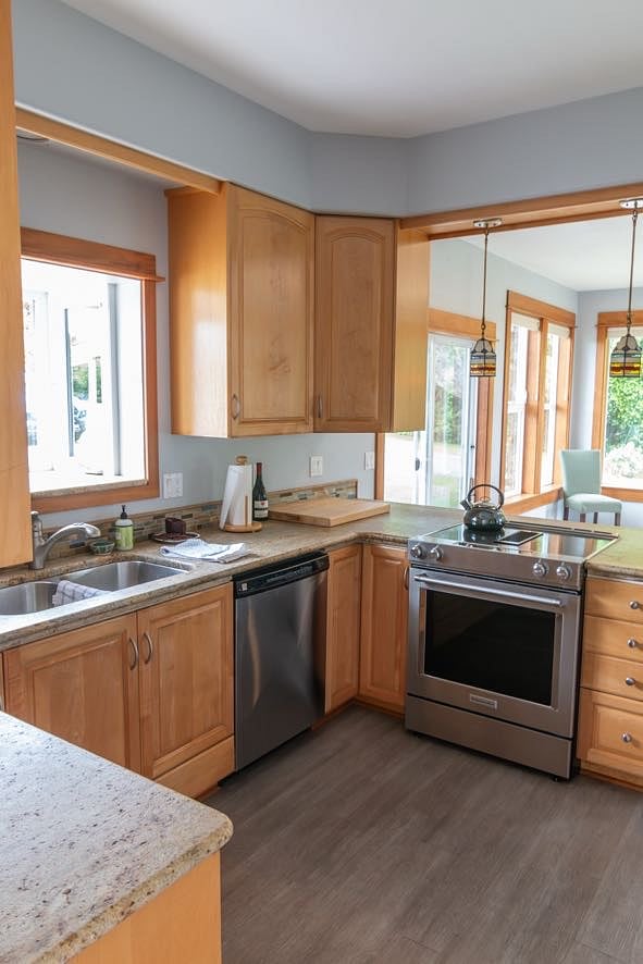 Full kitchen with all appliances, dishes, utensils