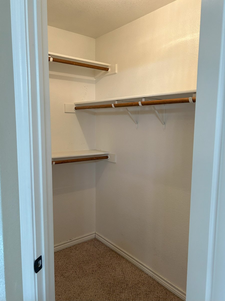 His/hers walkin closet