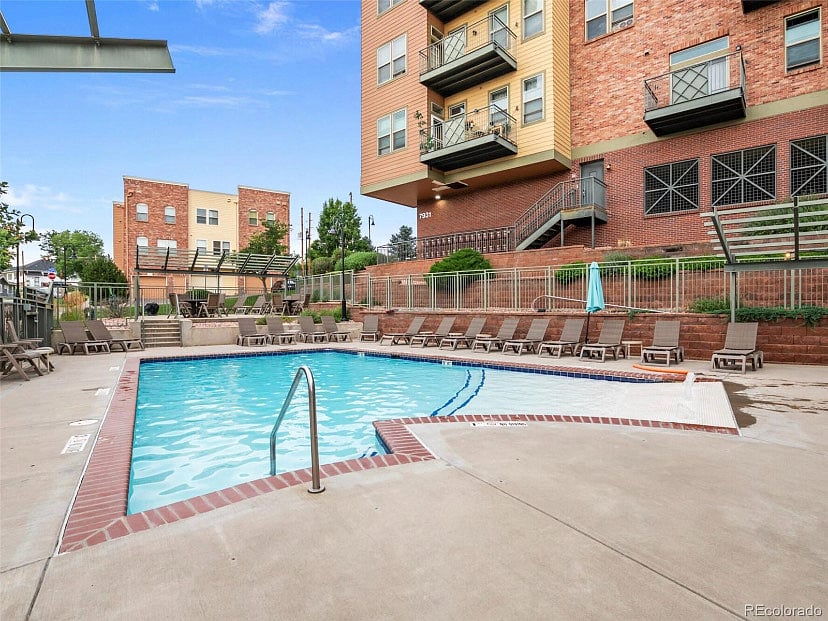 Pool and hot tub open May - Aug