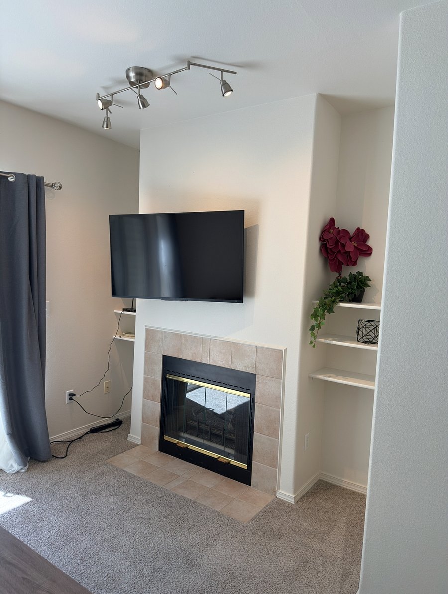 55" tv and gas fireplace