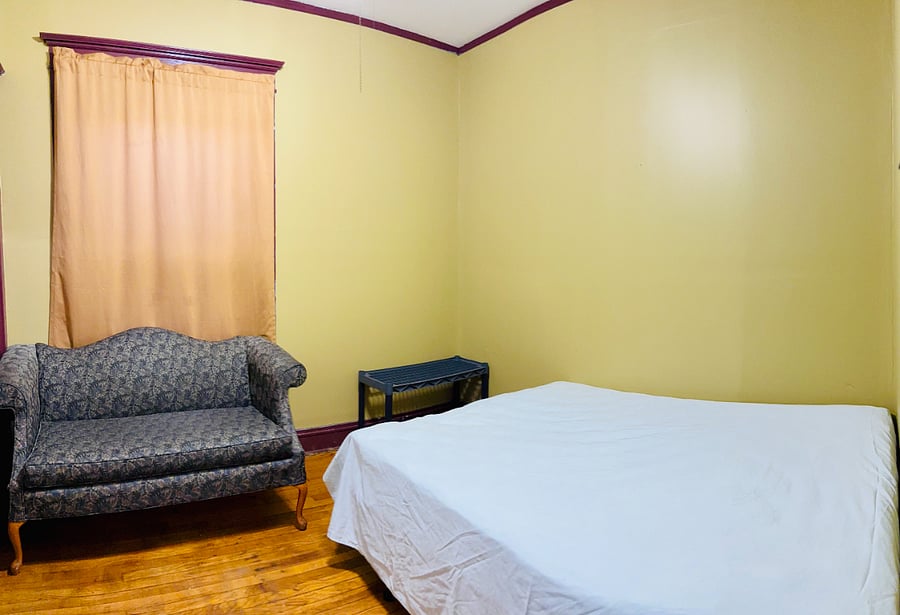 Guest Room & Queen Size Bed