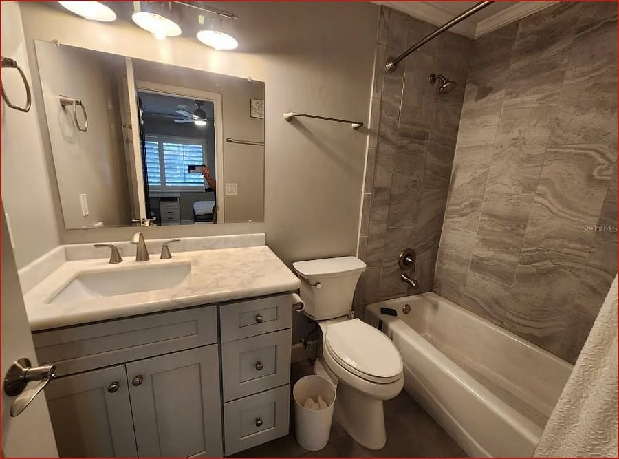 Ensuite bathroom #2