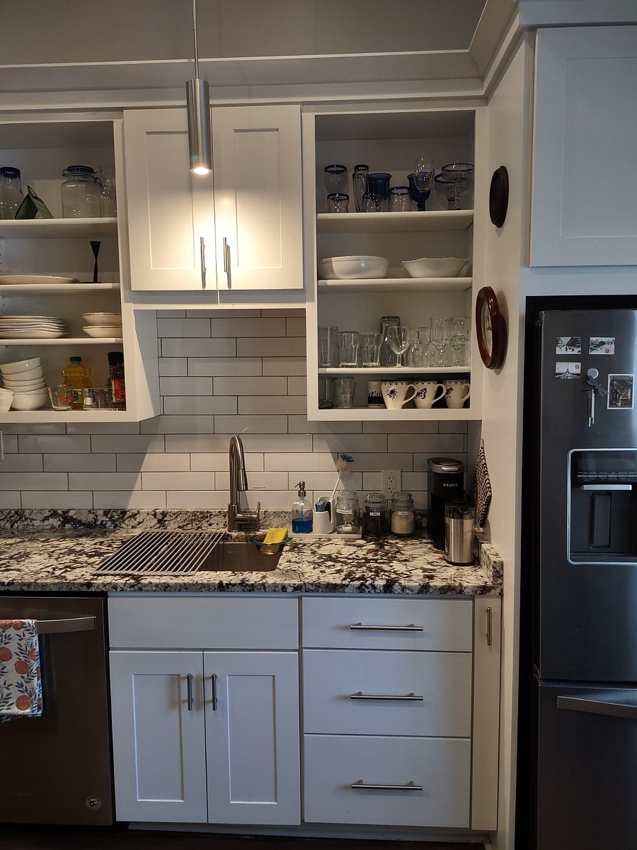 Removable sleek dish rack. Filtered water & Ice maker in freezer drawer.