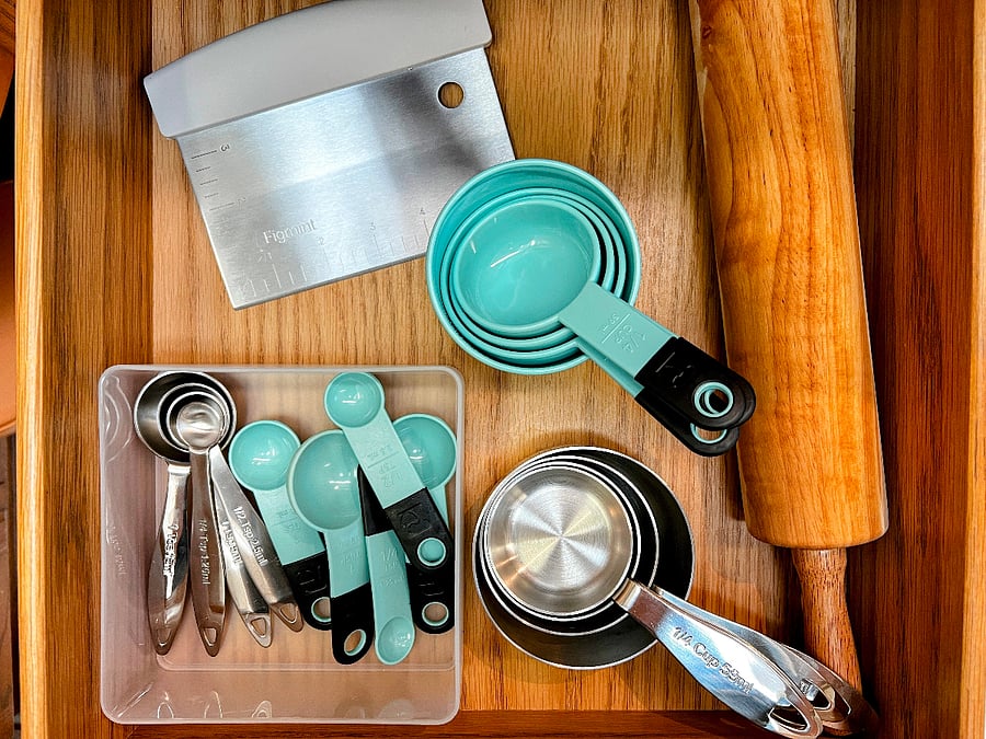 There are plenty of baking accessories and baking pans.