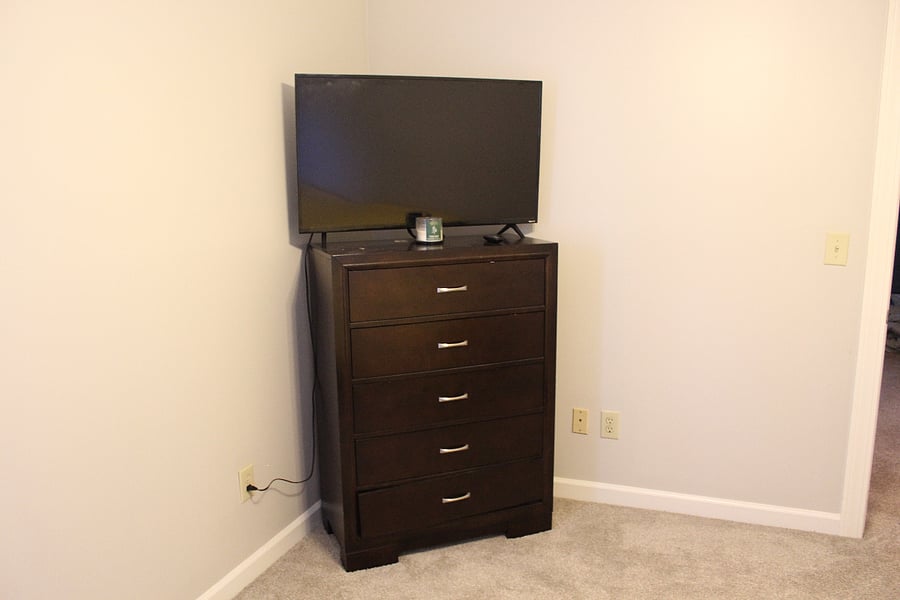 Smart TV with access to Netflix, Hulu, Spectrum, etc.