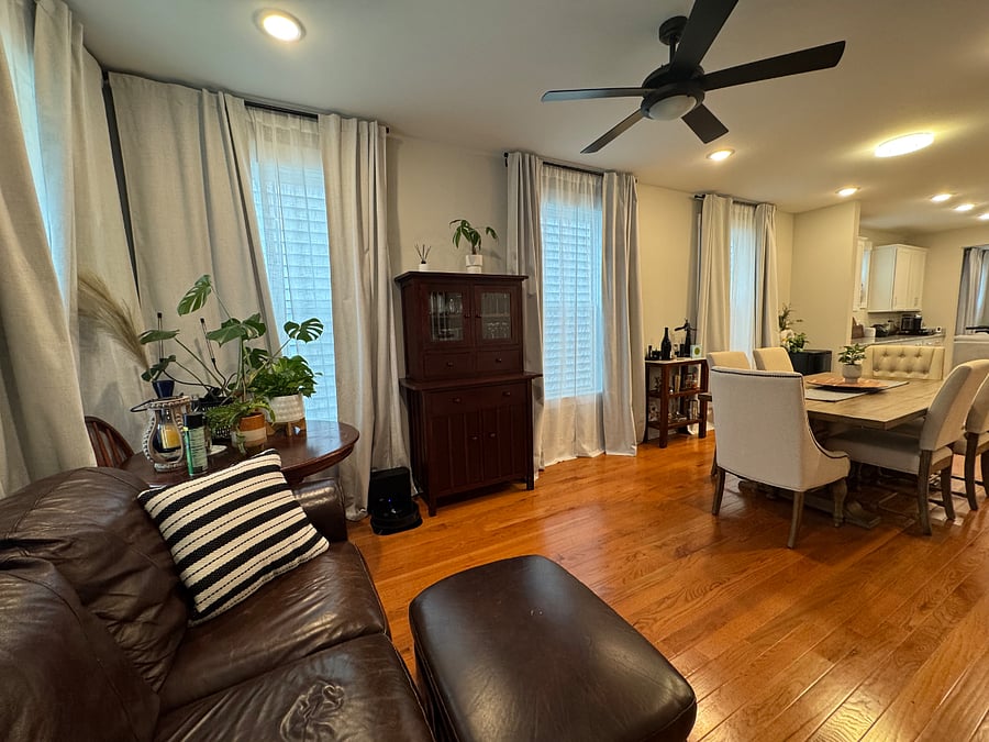 Den/entrance with additional seating