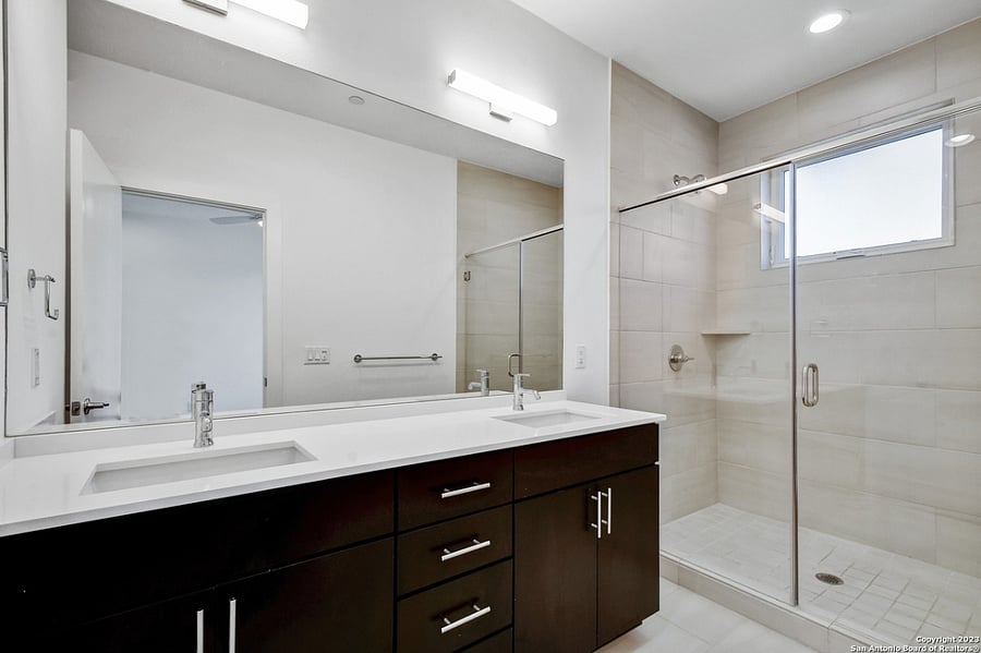 3rd floor Master Bathroom