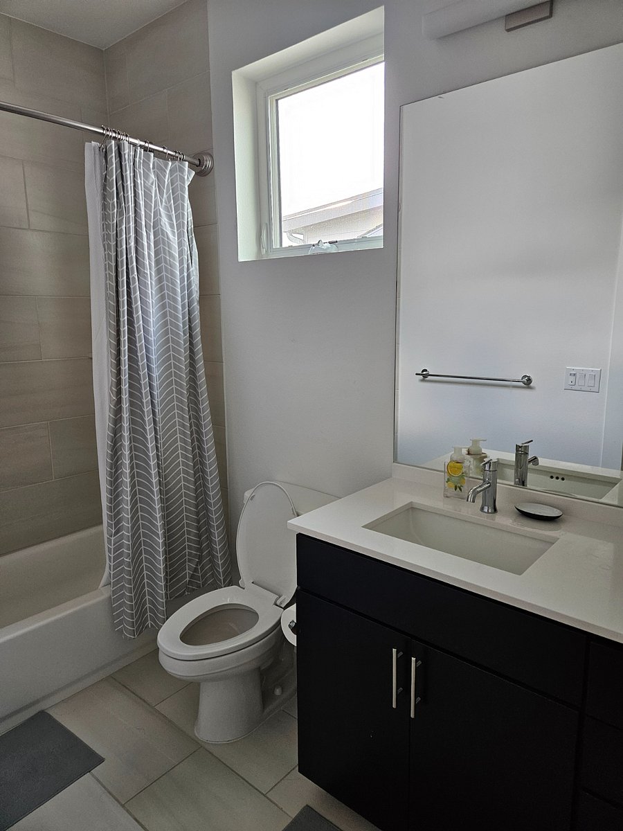3rd floor full bathroom