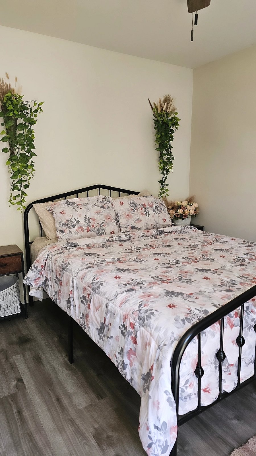 This pink room is exceptionally charming, featuring a soft, clean, and comfortable bed, a vanity, a walk-in closet, and excellent natural light. It serves as an ideal retreat to relax after a demanding day at work.