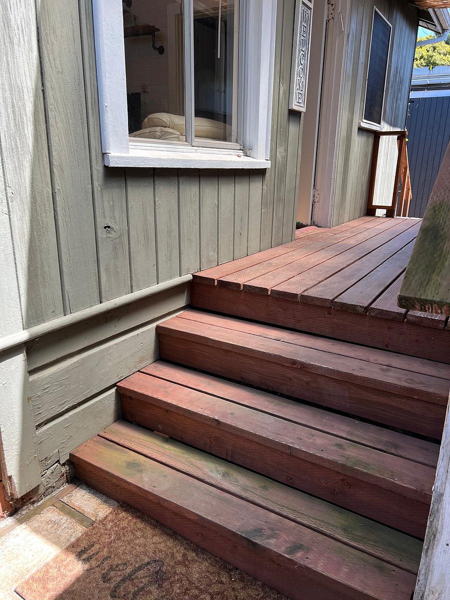 Steps to front entrance of cottage. 