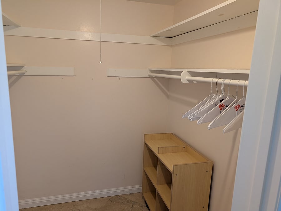 Walk-in closet 